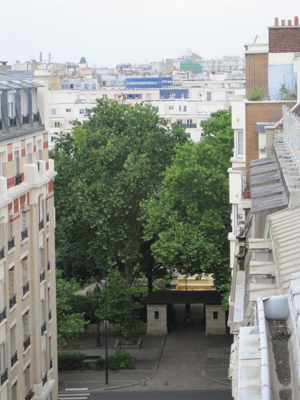 Wohnung 10 seitlicher Blick vom Balkon auf den Square de la Roquette