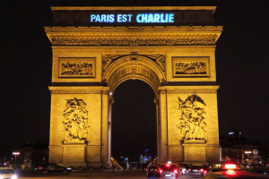 09-paris-est-charlie-arc-du-triomphe-w529-h352-2x