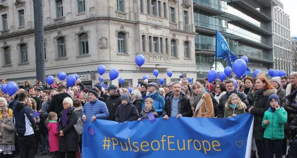 2062913_ca-se-passe-en-europe-francfort-berceau-dune-mobilisation-citoyenne-pro-europe-web-tete-0211777227662_1000x533