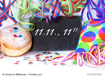Faschingsbeginn, 11. November 11.11 Uhr, Tafel mit Schrift, Faschingsdekoration