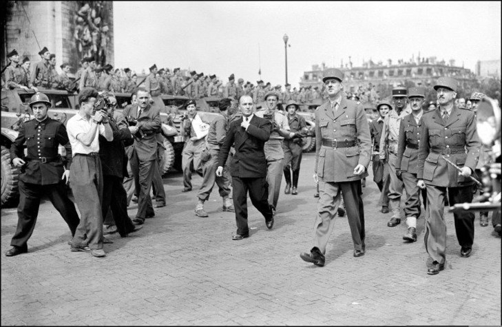 Le-26-aout-1944-generaux-Gaulle-Leclerc-appretent-rejoindre-cathedrale-Notre-Dame-apres-avoir-defile-Champs-Elysees-pour-celebr