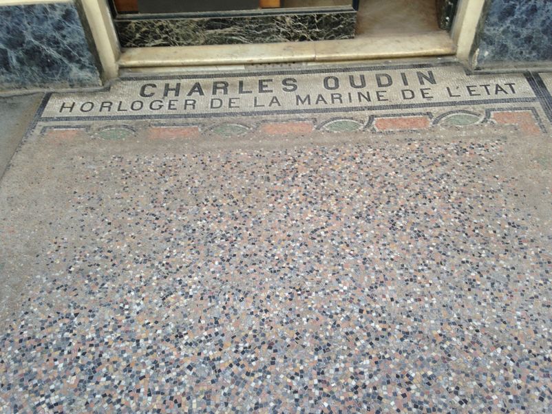Mosaique_devant_l'ancienne_boutique_de_Charles_Oudin_au_Palais_Royal,_nos._51_&amp;_52,_Galerie_Montpensier,_Paris_75001
