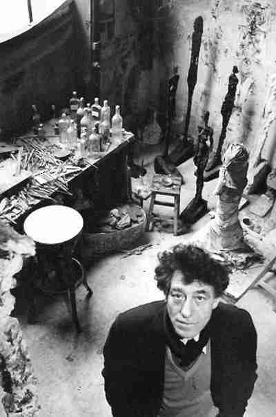 Artiste, Alberto Giacometti dans son atelier par Robert Doisneau
